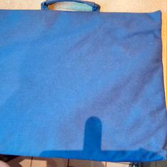 Sacoche bleue marine, amint azt TCL az iLost segítségével jelentette.