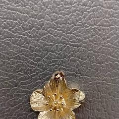 Pendant Goudkleurig bloem, amint azt IKEA Utrecht az iLost segítségével jelentette.