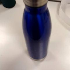 Botella para beber Blauw, ha sido reportado por Vrije Universiteit Amsterdam con iLost