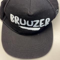 Kšiltovka ‘Bruuzer’, jak nahlášeno Burgers' Zoo pomocí iLost