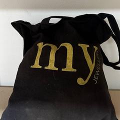 Bolsa Zwart met goud, ha sido reportado por Qbuzz GD Groningen Peizerweg con iLost