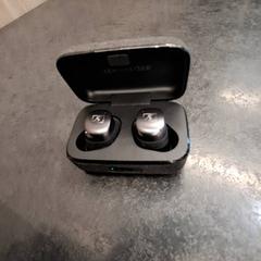 Earpod in houder Sennheiser, segundo informou Rotterdam The Hague Airport usando iLost