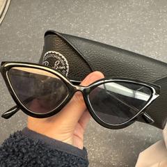Zonnebril in Rayban hoesje, jak bylo nahlášeno na iLost