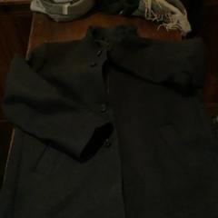 Dzseki Lange zwarte jas, amint azt Café Leentje az iLost segítségével jelentette.