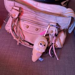 Beige handtas met sleutelhanger (ijsje), jak bylo nahlášeno na iLost