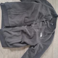 Grijs vest The North Face met sleutels, segons s'ha informat a iLost