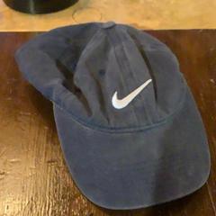 Kšiltovka Nike petje, jak nahlášeno Café Leentje pomocí iLost