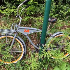 Grijsgroene fiets met gele velgen en hoog stuur, segundo informou a iLost