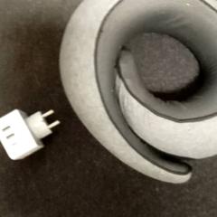 Adapter & Nekkussen Grijs, zoals gemeld door Mövenpick Hotel Amsterdam City Centre met iLost