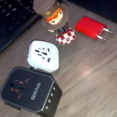 Travel adapter, jak nahlášeno Leonardo Royal Hotel Amsterdam pomocí iLost