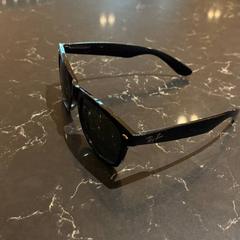 Occhiali da sole, come riportato da Van der Valk Hotel Veenendaal utilizzando iLost