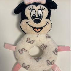 Plüssállat Minnie Mouse Disney, amint azt IKEA Mons az iLost segítségével jelentette.