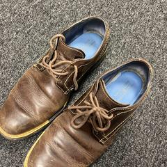 Zapatos bruine mark mason sketchers, segundo informou DoubleTree by Hilton Rotterdam Centre usando iLost