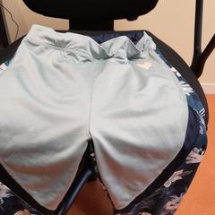 Pantaloni sportivi vert, come riportato da TCL utilizzando iLost
