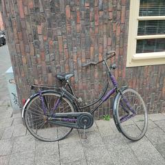 Cortana damesfiets zwart met paarse stof, jak bylo nahlášeno na iLost