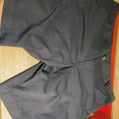 Nohavice Black Shorts, ako bolo nahlásené MEININGER Hotel Berlin East Side Gallary pomocou iLost