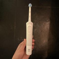 전동 칫솔 White electric toothbrush, iLost를 사용하여 Sir Albert Amsterdam에 보고됨