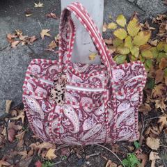 Roze, rode tas met inhoud, come riportato a iLost
