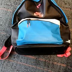 Saco Blauw zwart wit roze, como reportado por Connexxion Amstelland-Meerlanden Schiphol Zuid utilizando o iLost