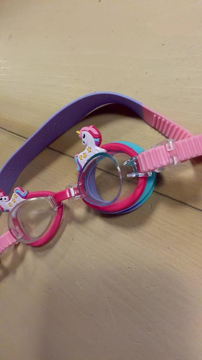 Swimming goggles