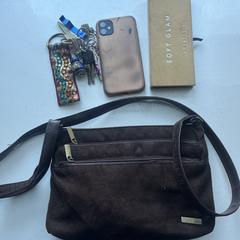 Bruine (hand)tas met telefoon, sleutels en meer, as reported to iLost