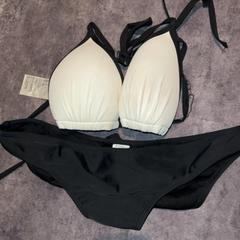 Bikini, amint azt Van der Valk Hotel Haarlem az iLost segítségével jelentette.