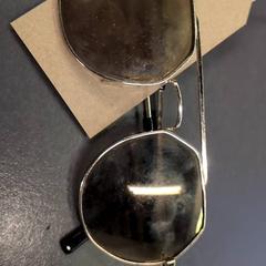 Sunglasses Goud, as reported by Eindhoven Airport using iLost