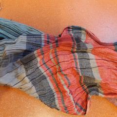 Cachecol rouge et grise, como reportado por TCL utilizando o iLost