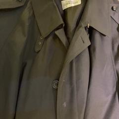 コート Black trench がiLostで MEININGER Hotel Berlin East Side Gallary によって報告されました