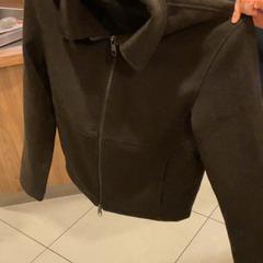 Giacca, come riportato da MEININGER Hotel Marseille Centre la Joliette utilizzando iLost