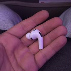 سماعة airpods, amint azt az iLostnak jelentették.