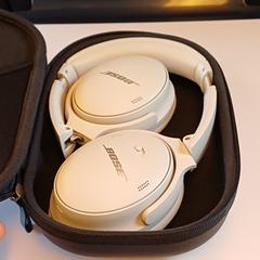 Bose koptelefoon in hoed, segons s'ha informat a iLost
