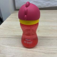 Vizesüveg rosa och gul, amint azt IKEA Jönköping az iLost segítségével jelentette.