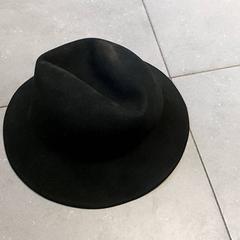 Kleding - Hoed zwart, amint azt Regio Oost-Vlaanderen az iLost segítségével jelentette.