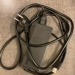 شاحن كمبيوتر محمول، كما تم الإبلاغ عنه بواسطة MEININGER Hotel Brussels City Center عبر iLost