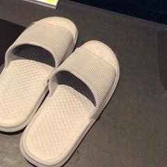 Schuh & Sandalen slippers, gemeldet von Van der Valk Hotel Amsterdam Zuidas über iLost