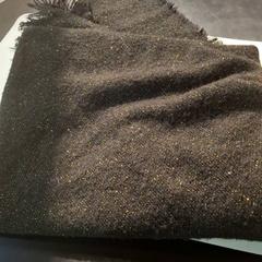 Scarf Noir avec des brillants dorés, as reported by IKEA Hénin-Beaumont using iLost