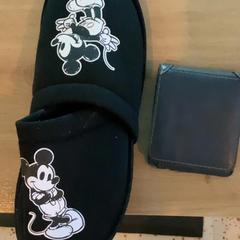 Tofflor Mickey Mouse, empty wallet & Plånbok, rapporterat av MEININGER Hotel Köln West med iLost