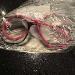 Lentes zwart met roze, segundo informou Hotel Van der Valk Harderwijk op de Veluwe usando iLost