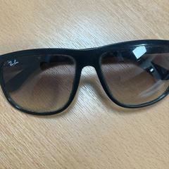 Szemüveg, amint azt Sheraton Brussels Airport Hotel az iLost segítségével jelentette.