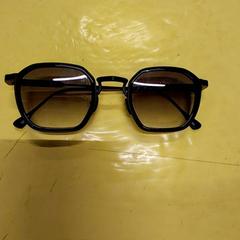 Des lunettes de soleil Noir, a été signalé par IKEA Lille utilisant iLost