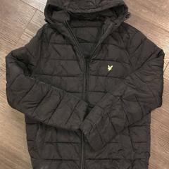 Barnjacka zwart met capuchon, rapporterat av Libéma Beurzen en Evenementen med iLost