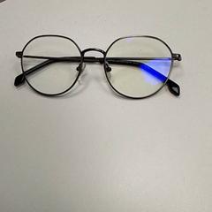 Lentes, segundo informou ilévia usando iLost