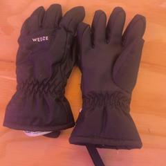 Guanti Zwart, come riportato da Schaatsbaan Rotterdam utilizzando iLost