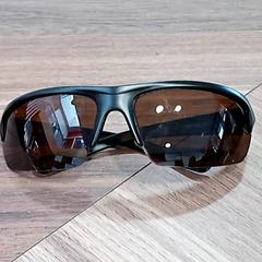 Lunette de soleil de soleil, a été signalé par CARS HANGARD utilisant iLost