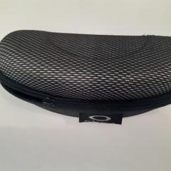 Puzdro na okuliare s okuliarmi, ako bolo nahlásené Centraal magazijn pomocou iLost