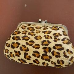 Portafoglio marron, come riportato da TCL utilizzando iLost