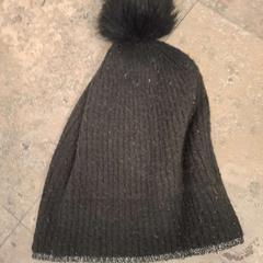Muts  - grijs/zwart, come riportato da Centraal magazijn utilizzando iLost