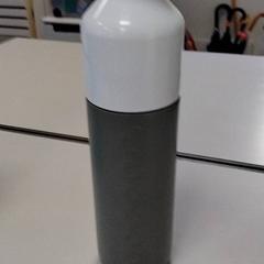 زجاجة ماء Grijs/ wit، كما تم الإبلاغ عنه بواسطة Vrije Universiteit Amsterdam عبر iLost