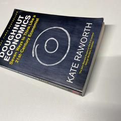 Buch Doughnut Economics Kate Raworth, gemeldet von TU/e - Receptie Matrix über iLost